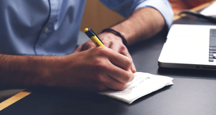 Manutenzione programmata. Image by StartupStockPhotos from Pixabay