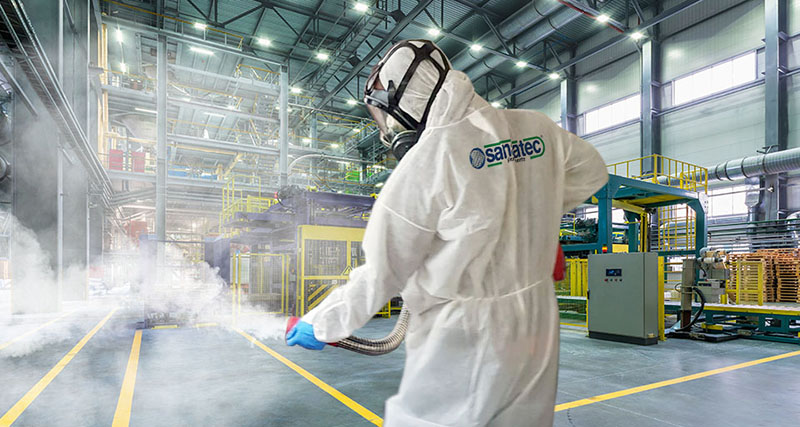Operatore durante una disinfezione